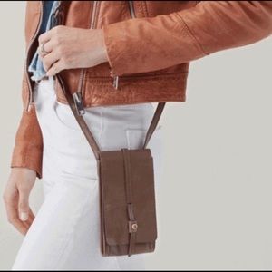 Hobo Token wallet crossbody in gravel